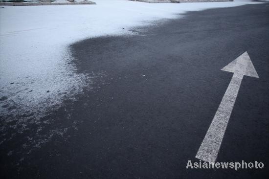 Season's first snow falls in Beijing