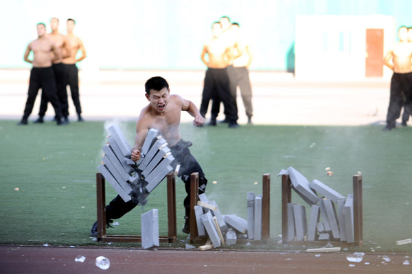 Beijing SWAT team shows skills