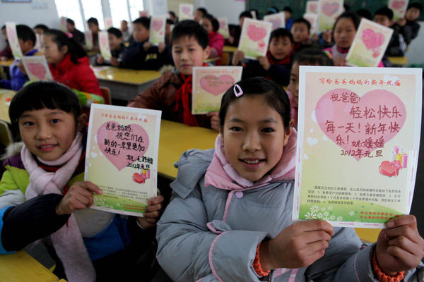 Left-behind kids make greeting card for parents