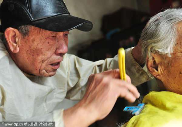 77-year-old barber offers free haircuts