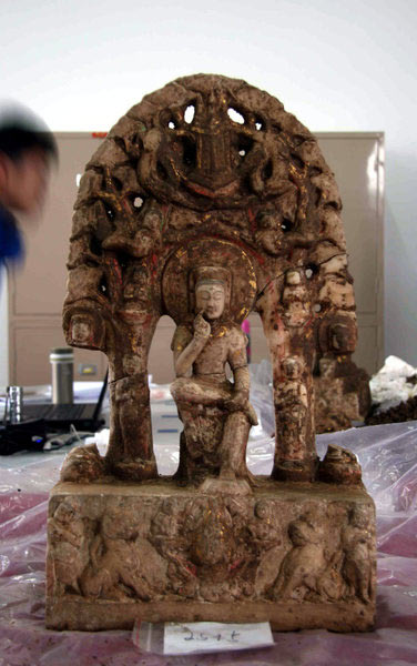 Images of unearthed Buddha statues