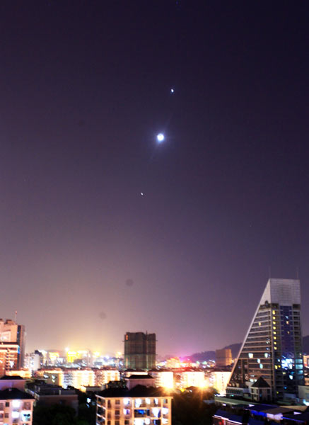 Venus, Jupiter and the moon align