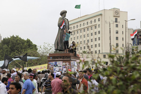 Egyptians pray for commitment to democracy