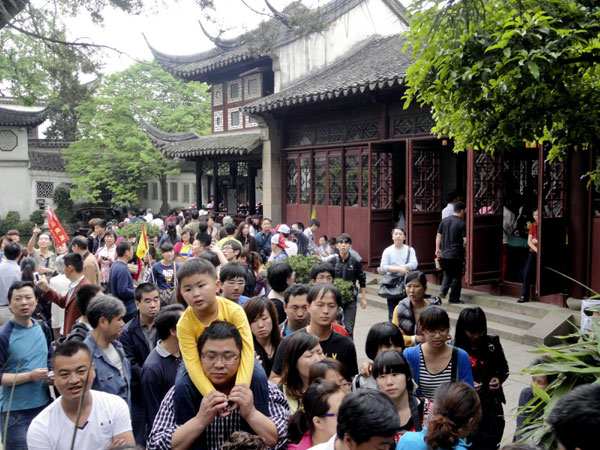 Tourist sites burst with people during holiday