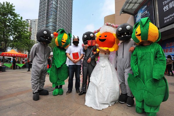 Fans hold Plants vs. Zombies wedding ceremony