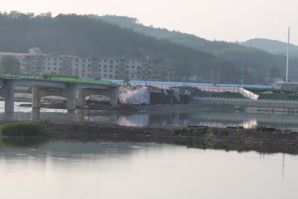 Bridge under construction collapses in NE China