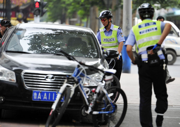 Police in E China cycle the roads