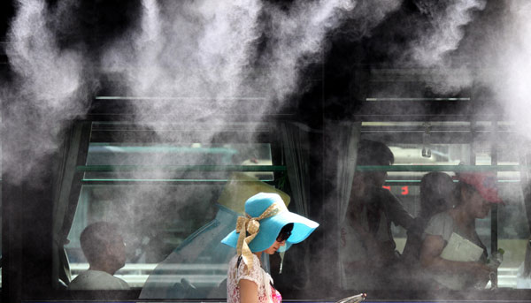 Passengers at E China bus station stay cool