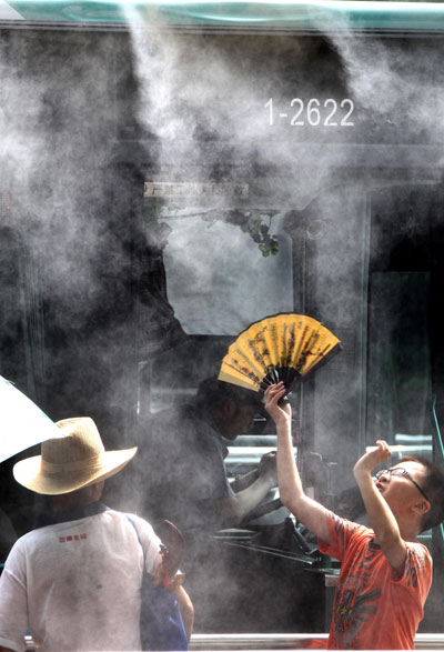 Passengers at E China bus station stay cool