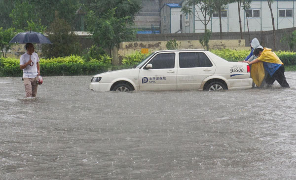 Downpour bypasses Beijing, batters Tianjin