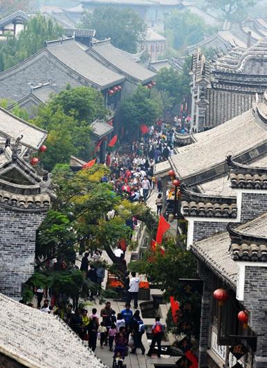 China sees holiday tourism peaks