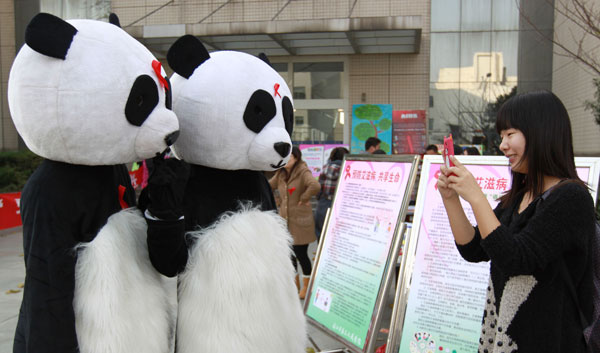 Students in E China campaign for AIDS awareness