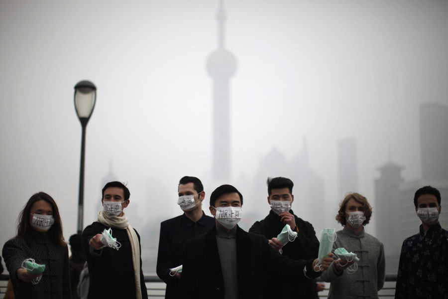 Expatriates distribute face masks in Shanghai