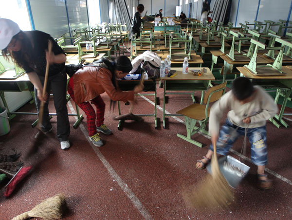 More students resume classes in quake-hit region