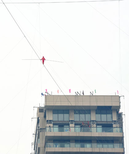 King of High Air attempts cross tightrope walking