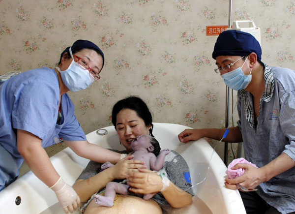 Baby boy born in water in Shanghai