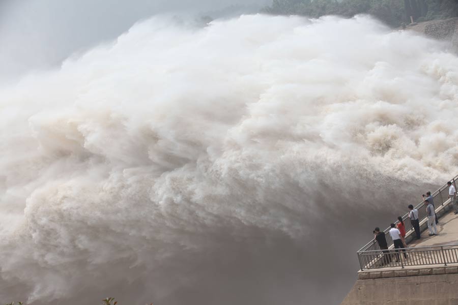 Water gushes through Xiaolangdi Dam