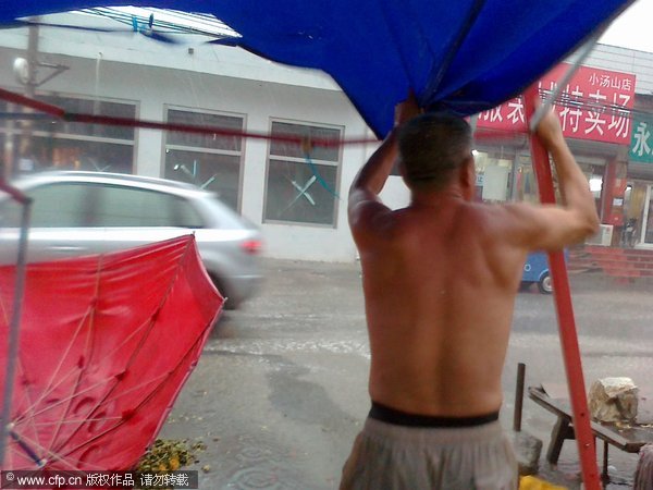 Thunder storm hits Beijing, darkening the sky