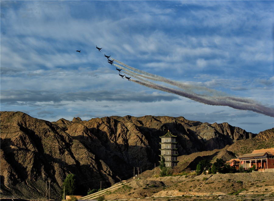 Famed aerobatic team puts on show in Gansu