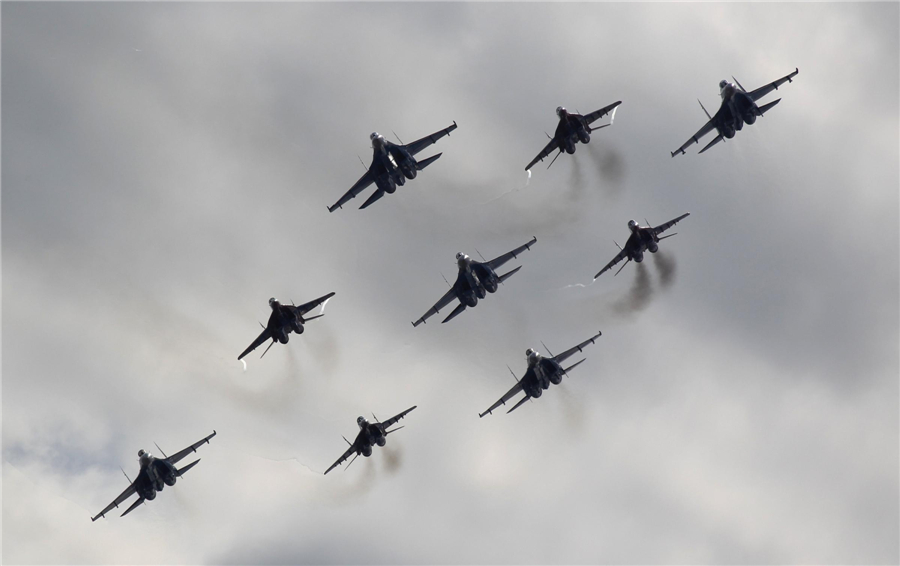 Moscow air show opens with flight demonstrations