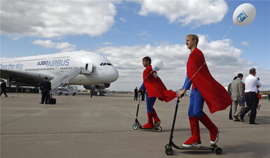 Moscow air show opens with flight demonstrations