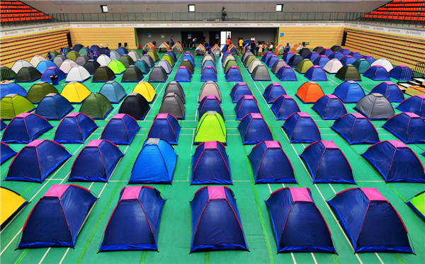 University sets up tents for parents of freshmen