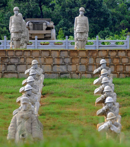 Sculptures pay tribute to war heroes