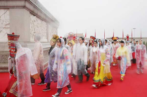 Honoring heroes at Tian'anmen Square