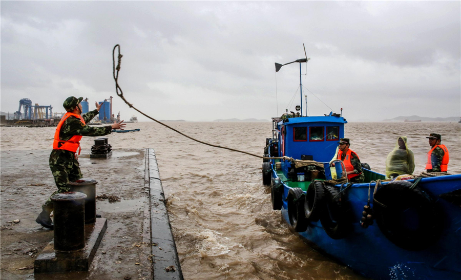 Typhoon Fitow pounds Zhejiang province