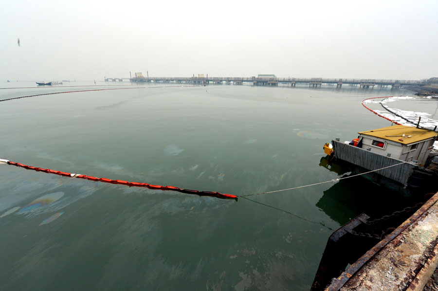 Ocean cleaned after oil leak and blast killed 52