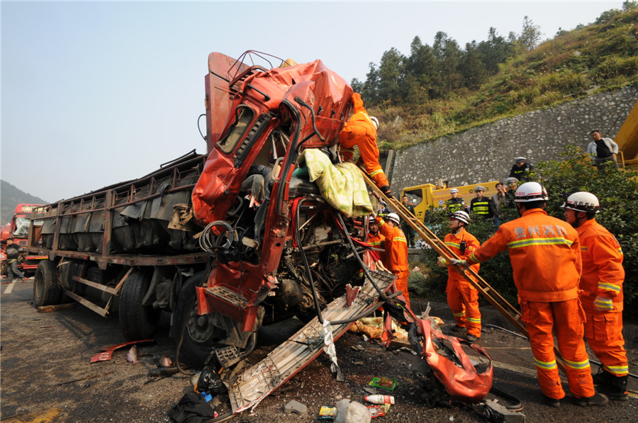 Fog pileup kills 4 in SW China