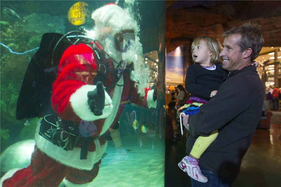 Underwater Santa meets visitors in Las Vegas