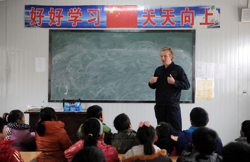 Foreigner teaches at China's rural schools