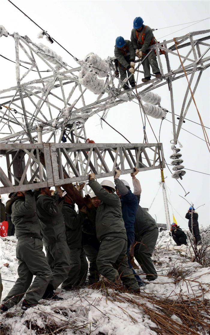 No day off for ice-scraping workers on Lantern Festival