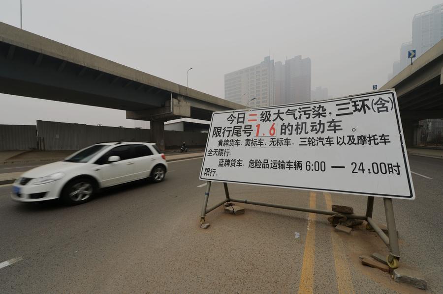 China fights air pollution as smog persists