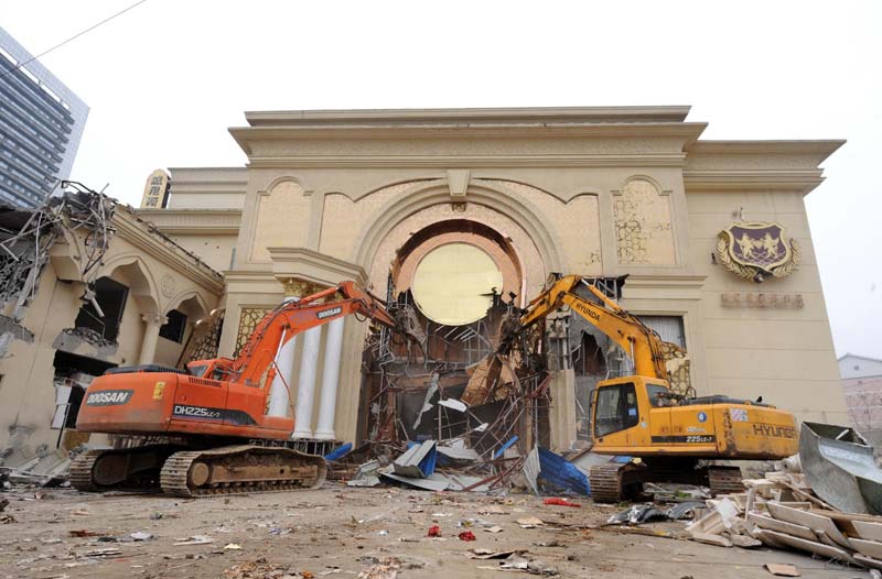 'Illegal' luxury club demolished