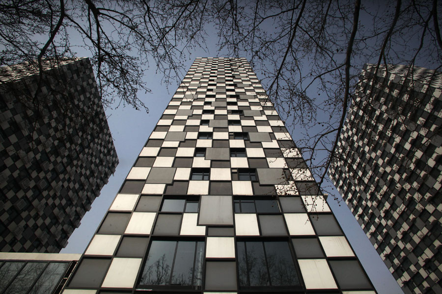 Skyscrapers in E China resemble LV check pattern