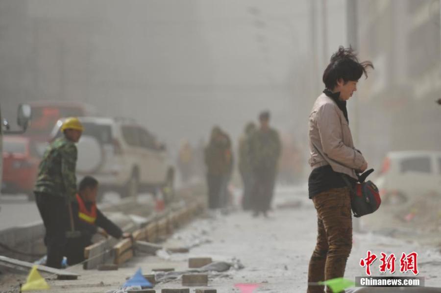 Sand storm hits Xinjiang