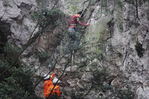 12 trapped in collapsed tunnel in NE China