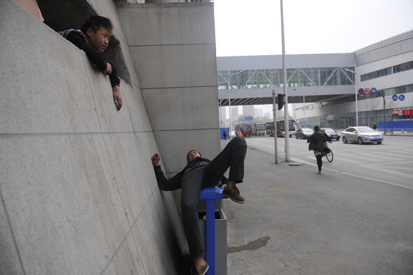 Street children live in hole in a wall in NE China