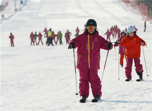 Beijing welcomes winter with snow day