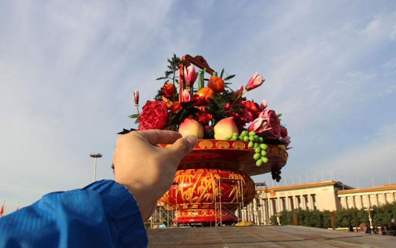 Funny poses with parterre at Tian'anmen Square