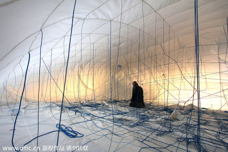 Jungle gym cube helps men climb and explore