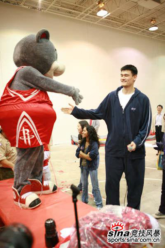 Yao Ming pays a New Year call for Chinese community