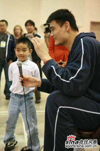 Yao Ming pays a New Year call for Chinese community