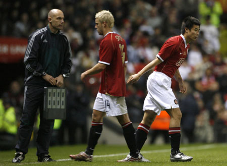 Dong Fangzhuo at Old Trafford field against Europe XI