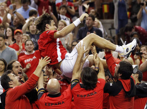 Spain beat US to book place in Davis Cup semis