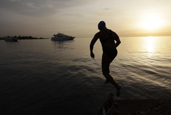 61-yr-old US swimmer attempts record Cuba-Florida swim