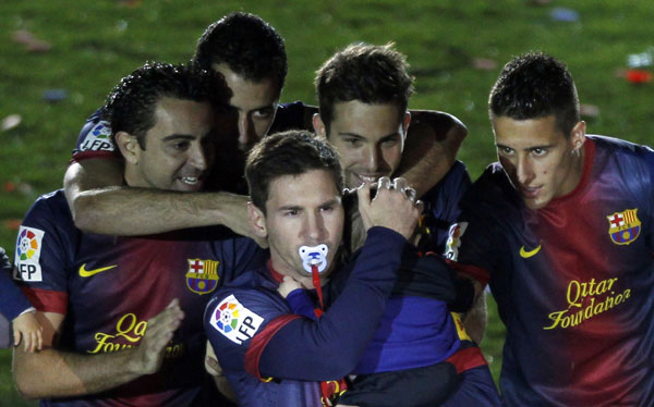 Barca close on 100 points, lifts La Liga trophy