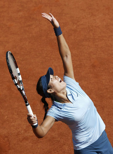 Li Na fights past Garrigues to reach second round in Paris